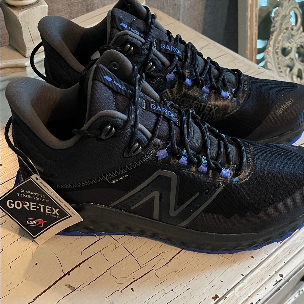 Men’s New Balance Fresh Foam Garo Midcut Gore-Tex trail running sz 10 m
NWT box
